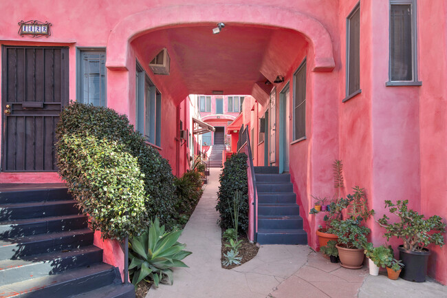 Big Momma Court Apts...Magical Renovated B... in Los Angeles, CA - Foto de edificio - Building Photo