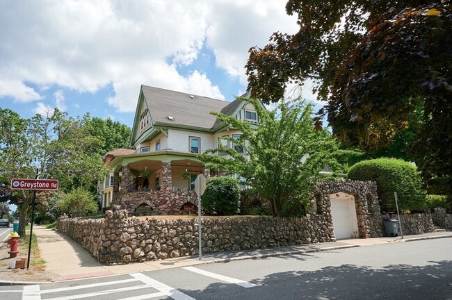 127 Upham St in Melrose, MA - Building Photo - Building Photo