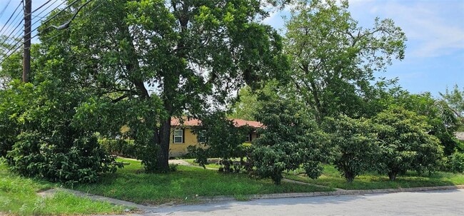 5612 E Martin Luther King Jr Blvd in Austin, TX - Building Photo - Building Photo