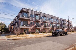 2450 N Garrett Ave in Dallas, TX - Building Photo
