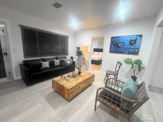 6715 NE Miami Pl in Miami, FL - Foto de edificio - Building Photo