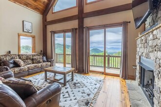 312 Overlook Ridge Rd in Franklin, NC - Building Photo - Building Photo