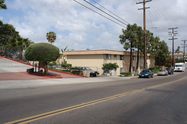 Palm Plaza Apartments in National City, CA - Foto de edificio - Building Photo