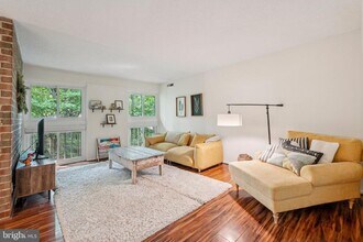 1530 Moorings Dr in Reston, VA - Foto de edificio - Building Photo