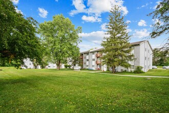 Lincoln Manor Apartments in Bettendorf, IA - Building Photo - Building Photo