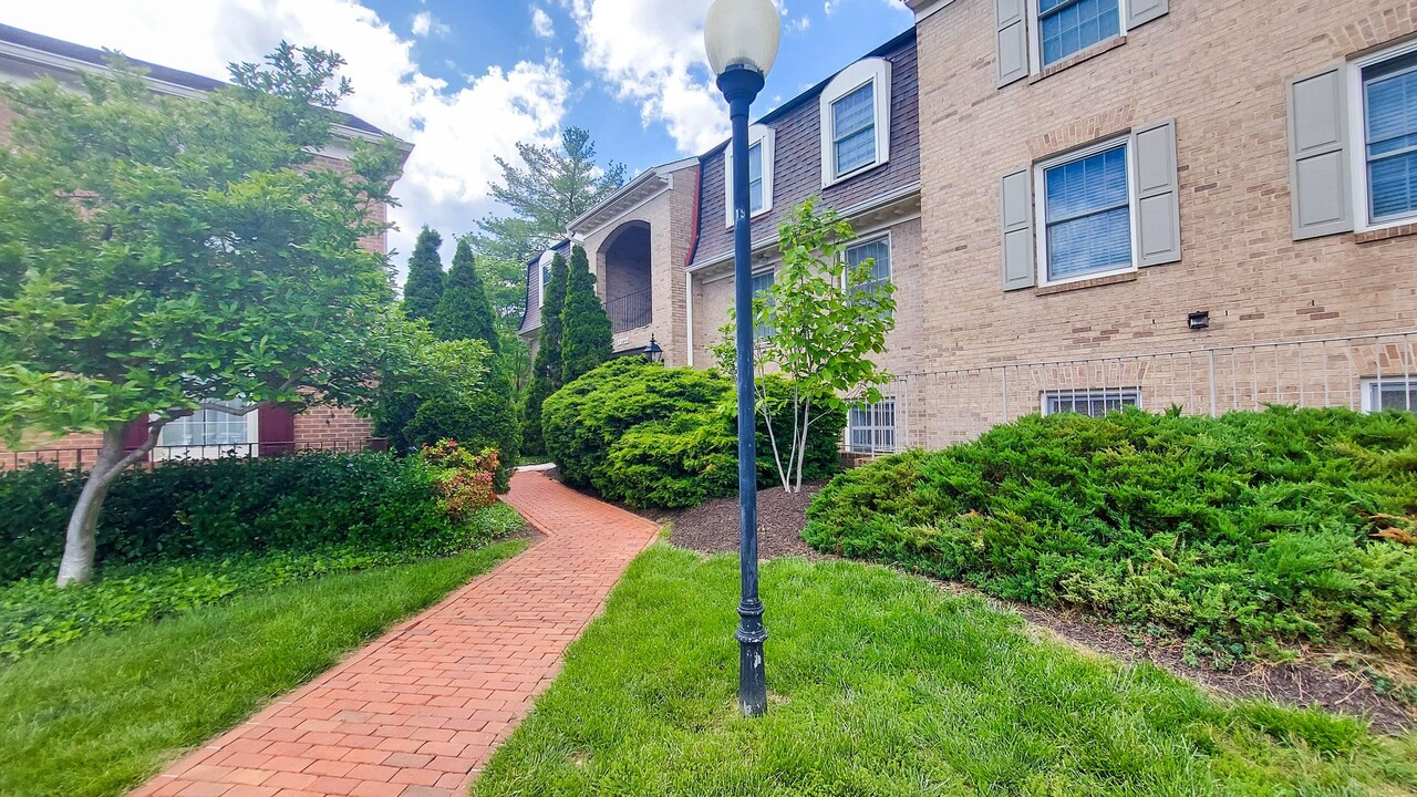10712 Kings Riding Way in Rockville, MD - Building Photo