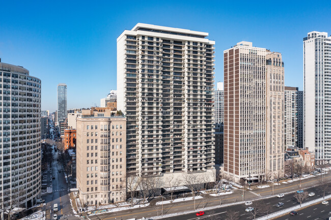 1212 Lake Shore Dr in Chicago, IL - Foto de edificio - Building Photo