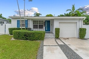 570 SW 45th Ave, Unit Studio in Coral Gables, FL - Building Photo