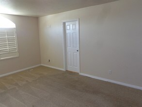 8671 S Dove Meadows Ln in West Jordan, UT - Building Photo - Building Photo