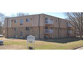 801 Pearl Ave in Marshall, MN - Building Photo