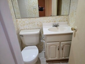 1707 Meadowbrook Rd in Merrick, NY - Foto de edificio - Building Photo