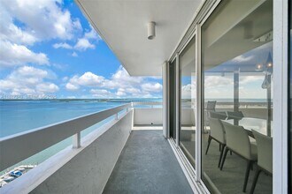 1627 Brickell Ave in Miami, FL - Building Photo - Building Photo