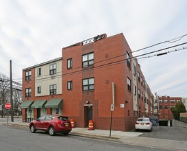 Gateway Court in Westbury, NY - Foto de edificio - Building Photo