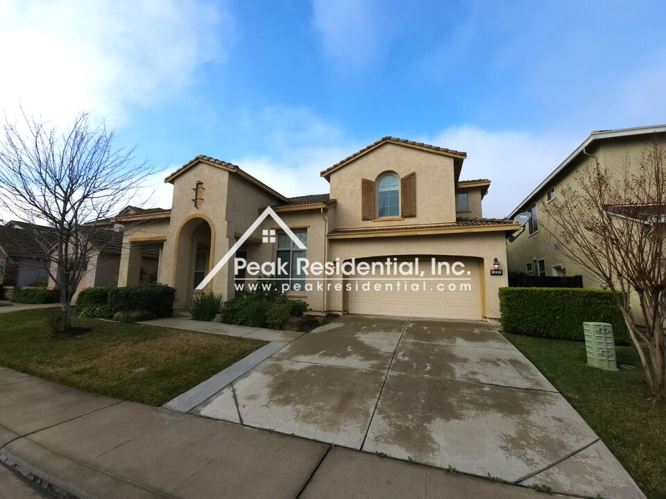 9804 Spring View Way in Elk Grove, CA - Foto de edificio