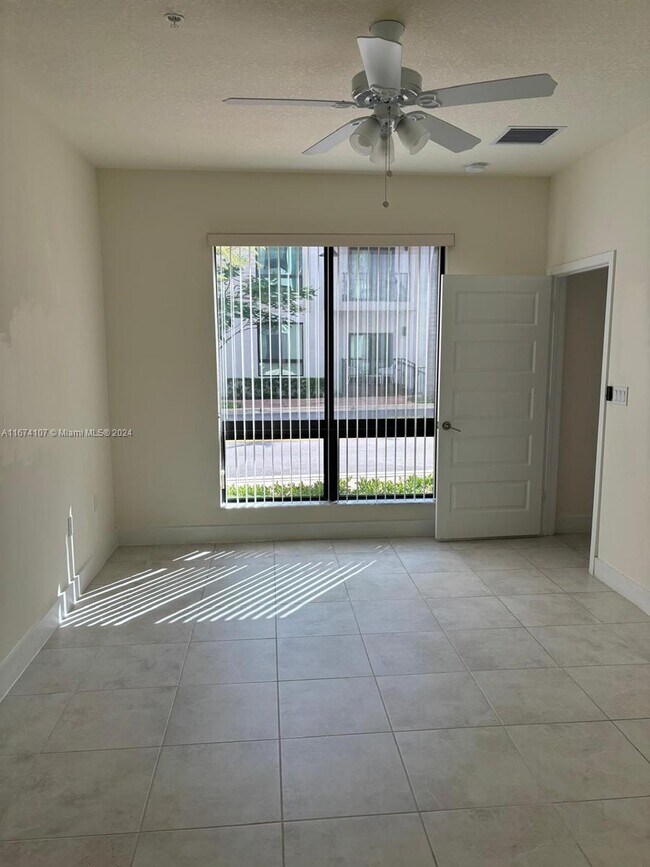 8301 NW 41st St, Unit B-107 in Doral, FL - Foto de edificio - Building Photo