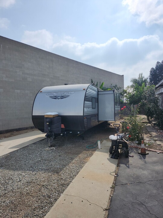 218 W Carson St in Carson, CA - Foto de edificio