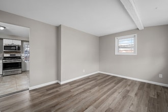 807 Thomas Ave in Ferguson, MO - Foto de edificio - Building Photo