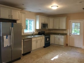 11 Richmond Ave, Unit 2 in Worcester, MA - Foto de edificio - Building Photo