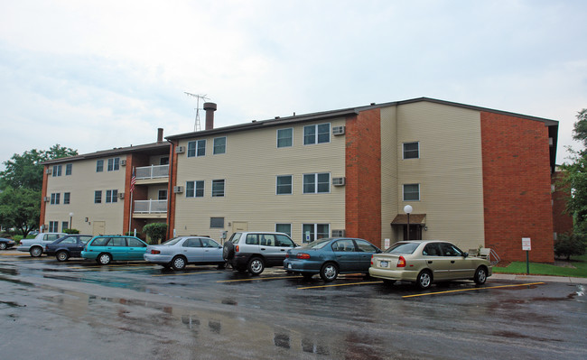 Spruce Hills Village in Bettendorf, IA - Building Photo - Building Photo