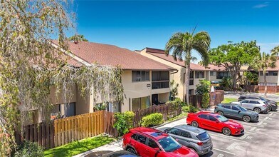 890 N Village Dr in St. Petersburg, FL - Building Photo - Building Photo