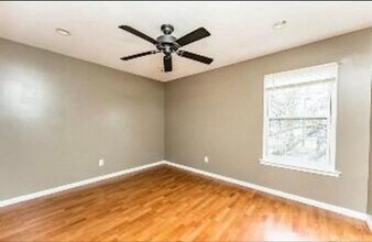 208 Woodbridge Commons Way in Woodbridge Township, NJ - Foto de edificio - Building Photo