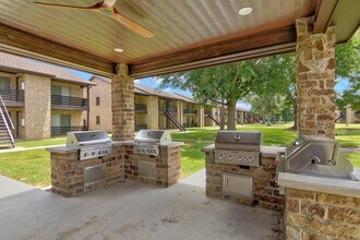 Dowlen Green Apartments in Beaumont, TX - Foto de edificio - Building Photo