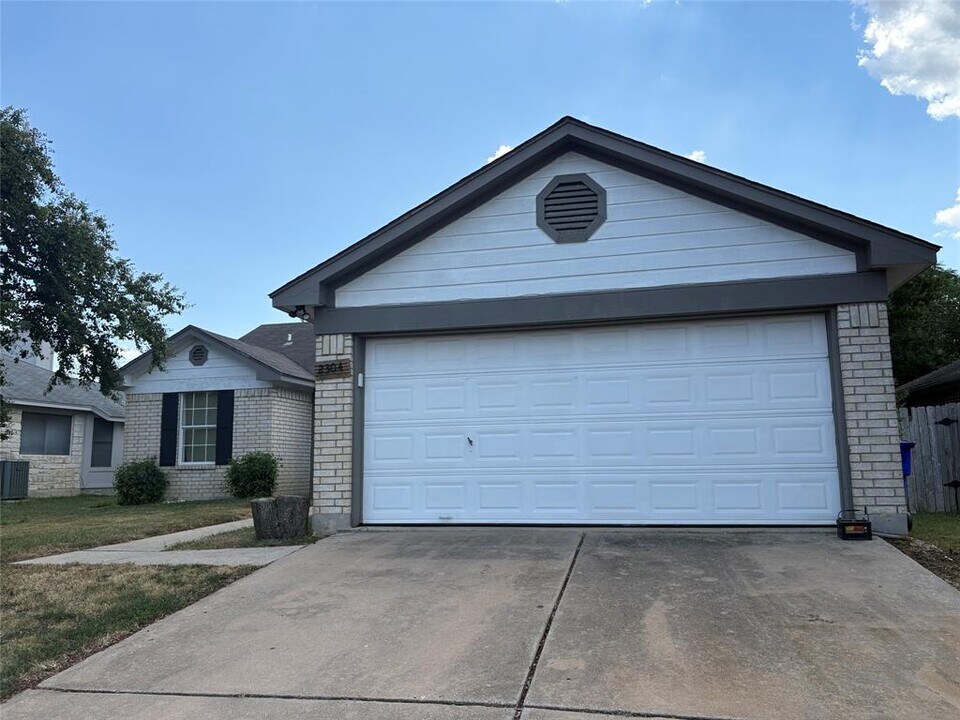 2304 Larston Ln in Cedar Park, TX - Building Photo