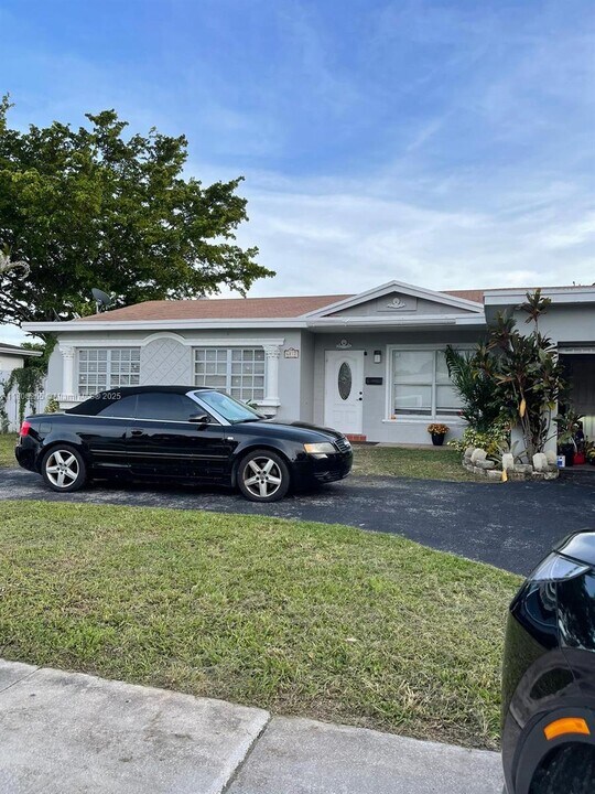 6812 Doral in North Lauderdale, FL - Building Photo
