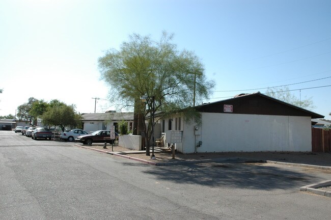 Vista Apartments in Phoenix, AZ - Building Photo - Building Photo