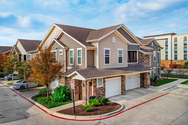 Echelon at Monterrey Village in San Antonio, TX - Foto de edificio - Building Photo