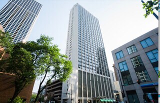 2 E Oak St in Chicago, IL - Building Photo