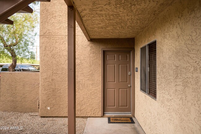 5877 N Granite Reef Rd in Scottsdale, AZ - Foto de edificio - Building Photo