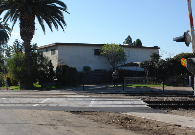 241 W Park Ave in San Ysidro, CA - Foto de edificio - Building Photo