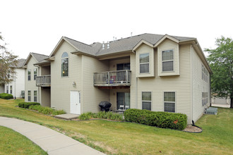 Green Meadow Apartments in North Liberty, IA - Foto de edificio - Building Photo