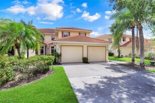 360 Robin Hood Cir in Naples, FL - Building Photo