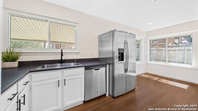 1111 Oak Path in San Antonio, TX - Building Photo - Building Photo