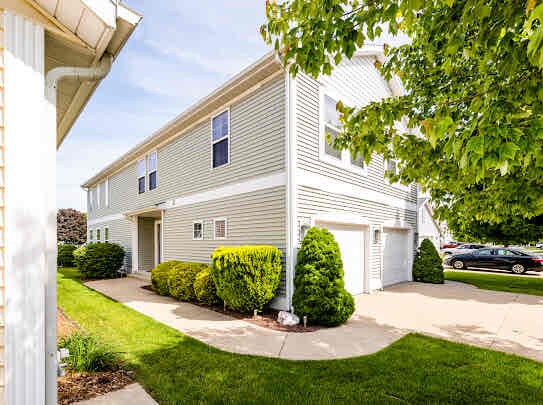 428 Island Pointe Dr in St. Joseph, MI - Building Photo