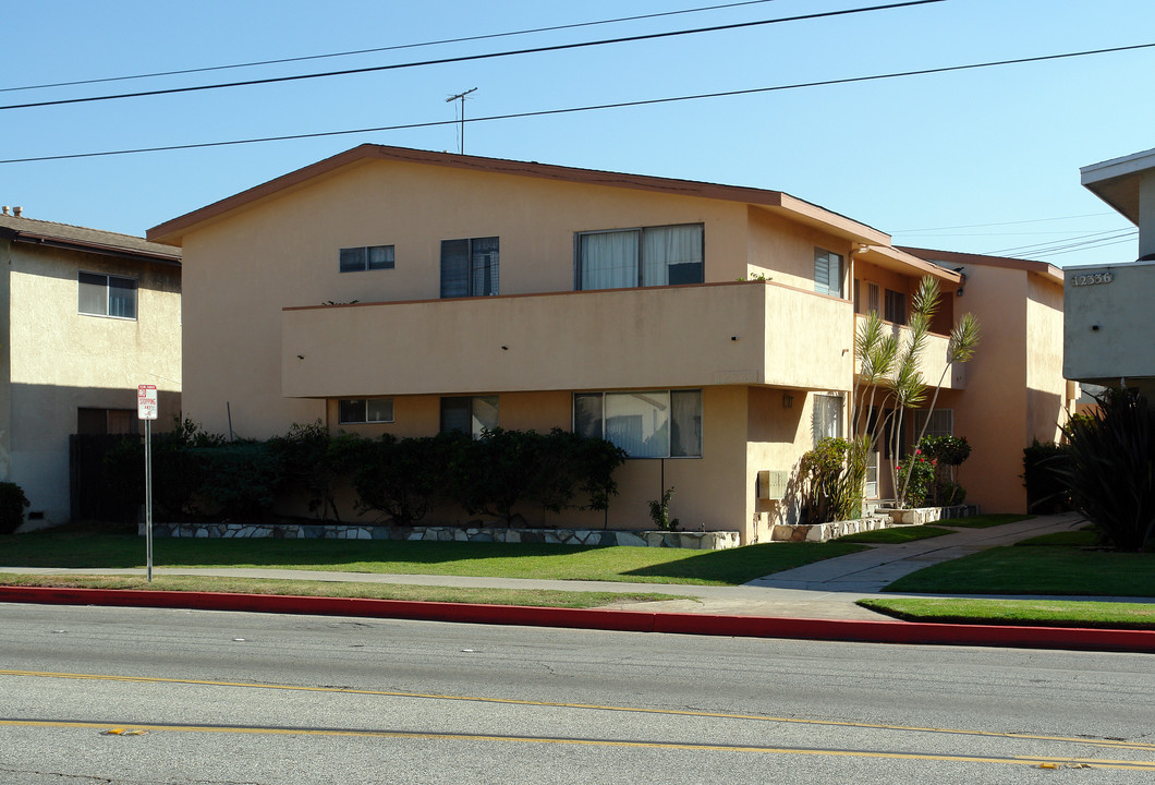 12332 Inglewood Ave in Hawthorne, CA - Foto de edificio