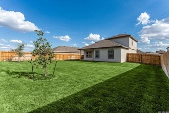 5015 Gully Wy in San Antonio, TX - Foto de edificio - Building Photo