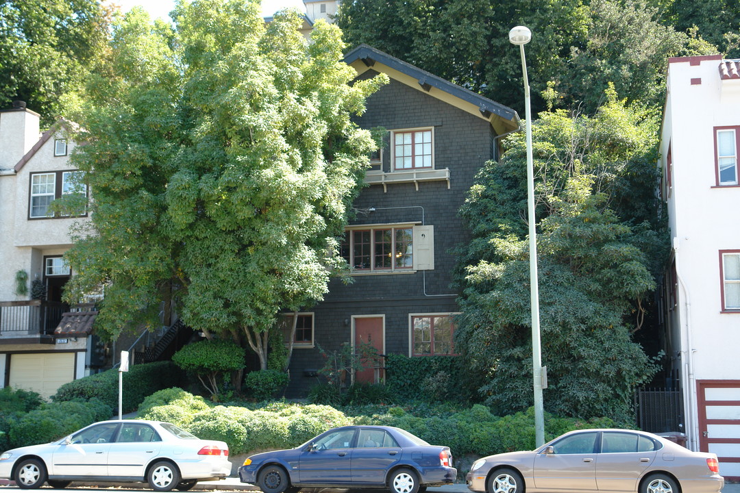 2626 Harrison St in Oakland, CA - Building Photo