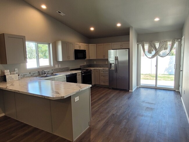 1508 S Madison St in Moses Lake, WA - Building Photo - Building Photo