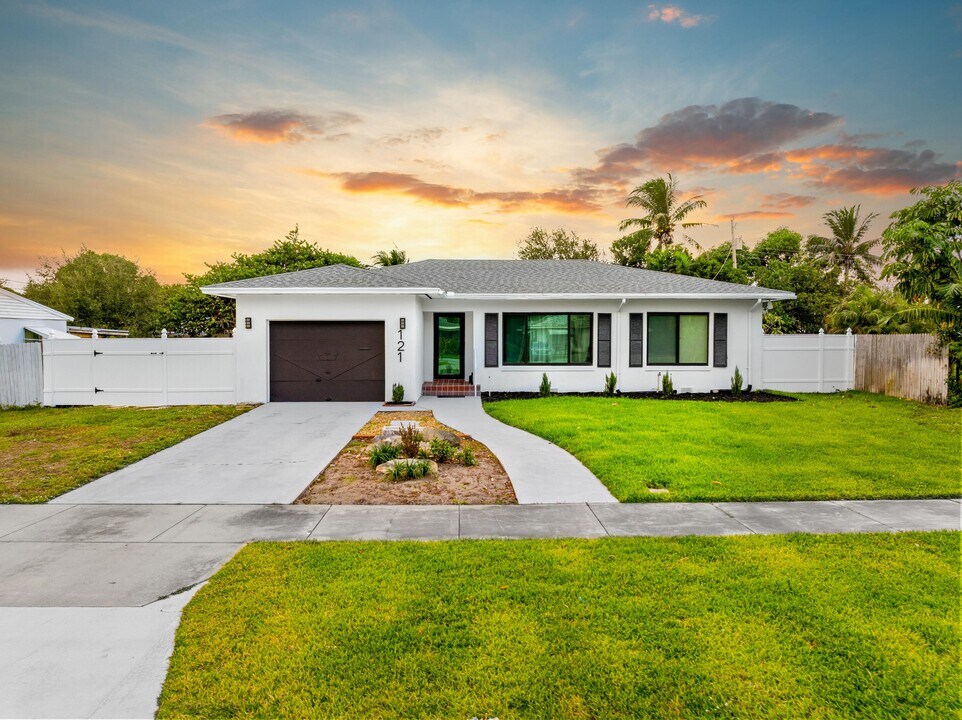 121 Bayberry Dr in West Palm Beach, FL - Building Photo