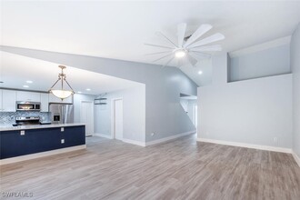 374 Dover Pl in Naples, FL - Building Photo - Building Photo