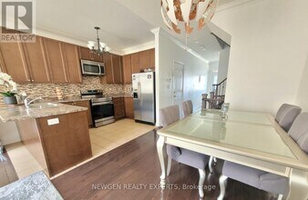 30 Lorenzo Cir in Brampton, ON - Building Photo - Building Photo