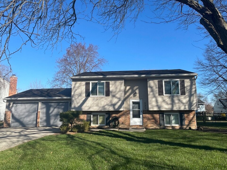 131 Mark Ln in Perrysburg, OH - Building Photo
