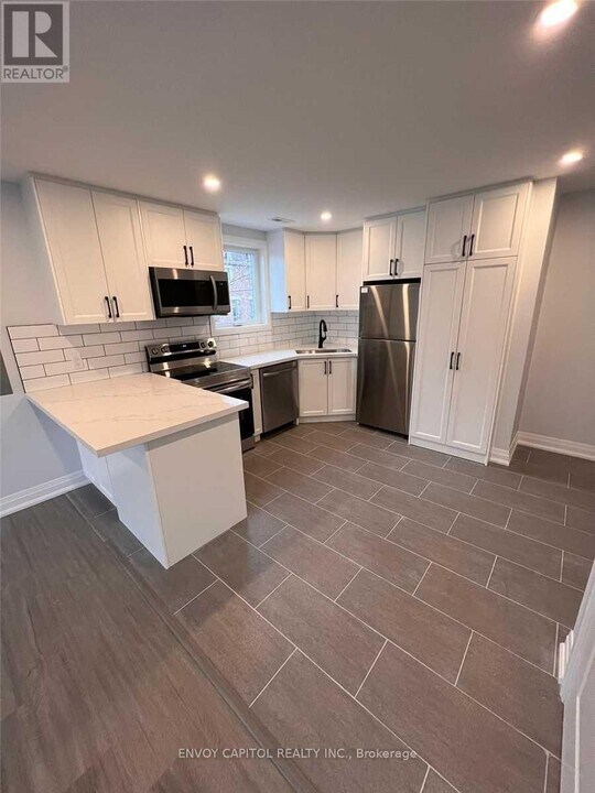 1179 Queen St E in Toronto, ON - Building Photo