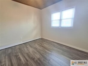 1 Forrest Ave in Sayreville, NJ - Foto de edificio - Building Photo