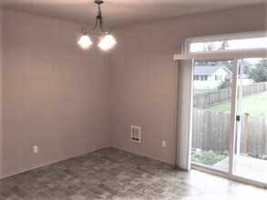 2116 182nd Street Ct E in Spanaway, WA - Foto de edificio - Building Photo