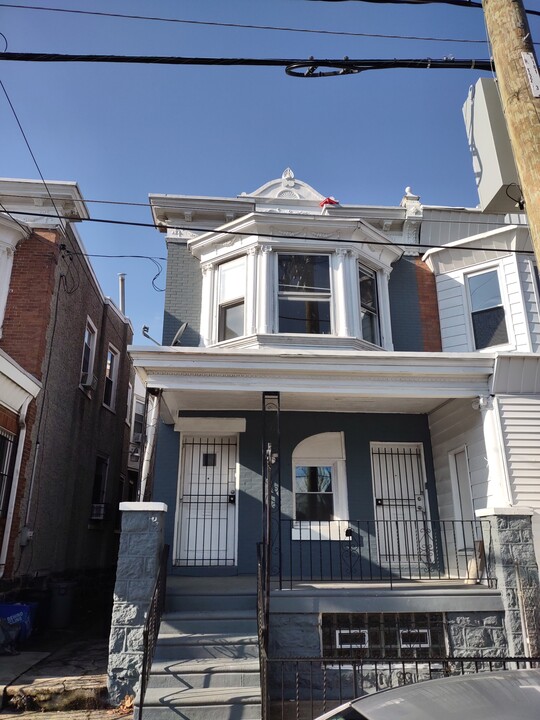 16 S 50th St in Philadelphia, PA - Building Photo