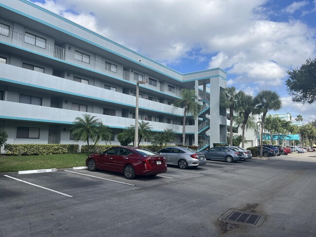 4725 Lucerne Lakes Blvd E in Greenacres, FL - Foto de edificio - Building Photo